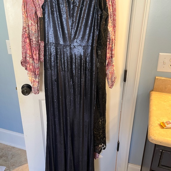 Dress the population Sandra Sequin Gown. - Picture 6 of 9